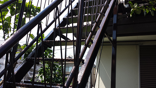 2013年8月30日　横浜市鶴見区にて鉄階段塗装：上塗り