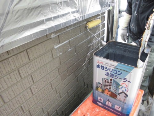 2014年1月21日　神奈川区白幡向町：外壁下塗りシーラー塗布