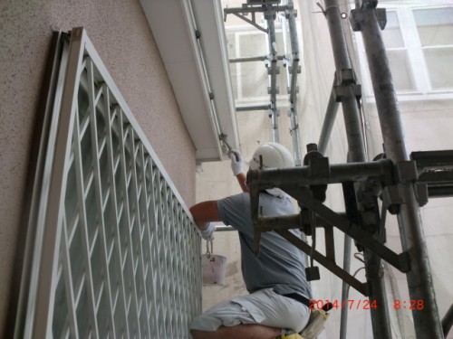 川崎市多摩区：雨樋下塗り