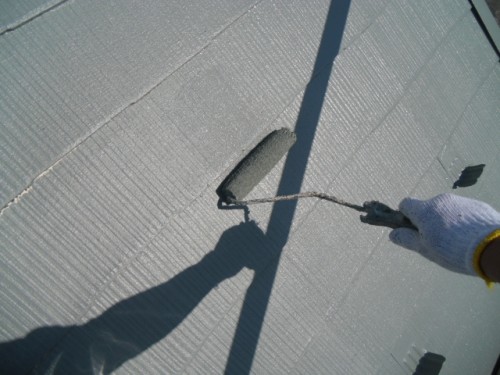 旭区鶴ヶ峰本町：屋根上塗り２回目ローラー塗装