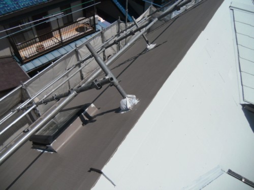 横須賀市久里浜：屋根上塗り中