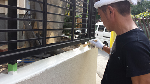 2013年7月16日　南区六ッ川で外壁塗装：門塀中塗りダメ込み