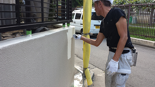 2013年7月16日　南区六ッ川で外壁塗装：門塀中塗り