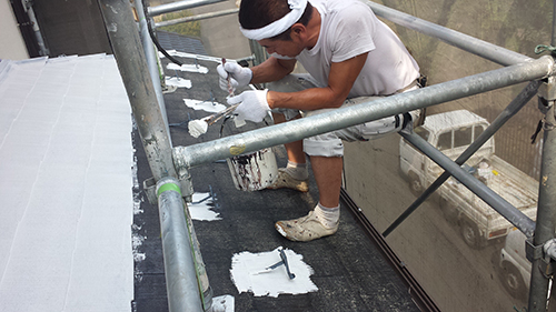 2013年7月11日　川崎市中原区外壁塗装:下屋根中塗り２回目ダメ込み