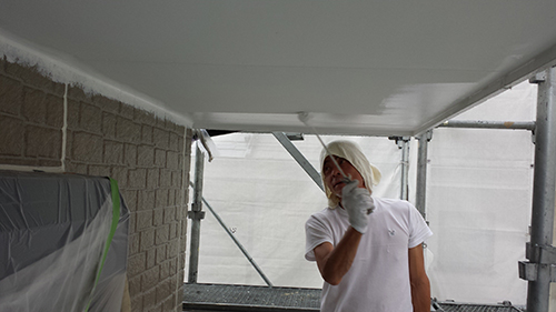 2013年6月26日　稲城市にて外壁塗装・1階の軒下上塗り