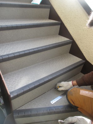 続いてタキステップ貼り込みです マンション階段の塗装 株式会社塗装職人