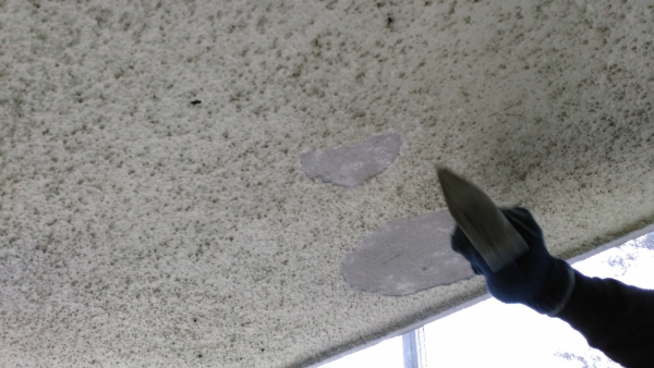 天井の脆弱な塗膜を剥離