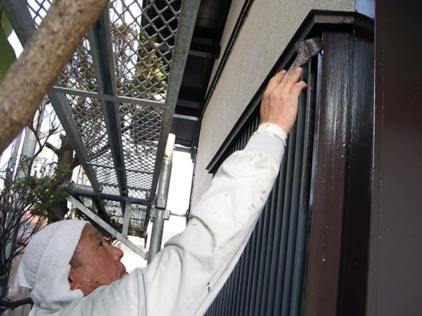 モルタル外壁、塗膜の弱っている木部の塗替え