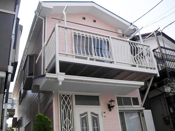 塗装で柔らかな印象を与える可愛らしいピンクの家　