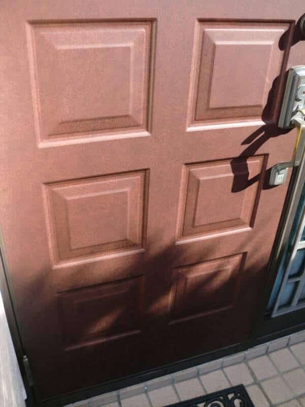 25年前の玄関ドアが塗装なしで新品になる。