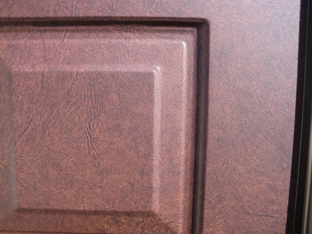 張り替え後の玄関のドア