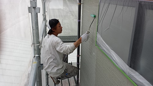 稲城市での外壁塗装シーラーをたっぷり下塗り