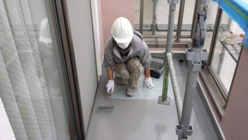 神奈川区での防水工事、下地調整とトップコート塗布