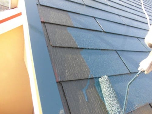 川崎市多摩区での塗装、屋根と軒裏中塗りで耐久性アップ