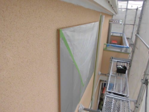 川崎市多摩区での外壁塗装、養生と付帯中塗り、ひび割れ補修