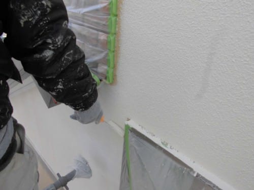 川崎市多摩区での塗装工事、外壁中・上塗りと屋根ダメ込み