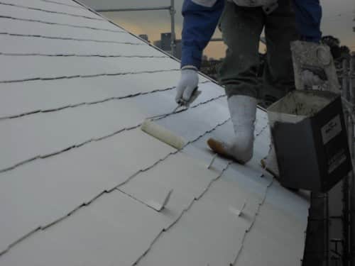 神奈川区での屋根中塗り2回目で断熱性能アップ