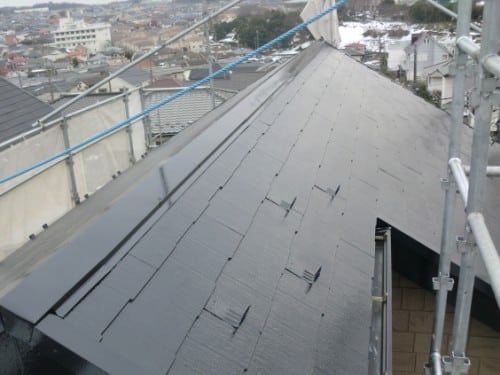 戸塚区での施工、屋根中塗りで遮熱性能アップ
