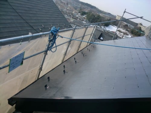 戸塚区での屋根塗装、上塗りで厚みと艶がアップ