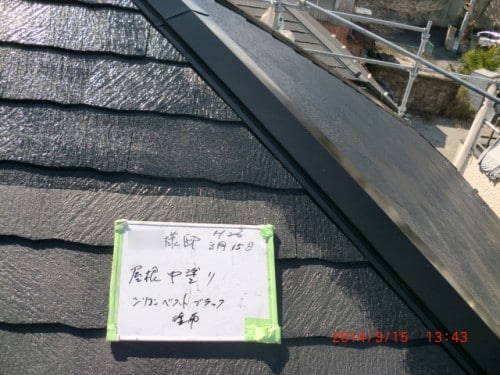 川崎市宮前区での施工事例、屋根中塗りで耐久性アップ