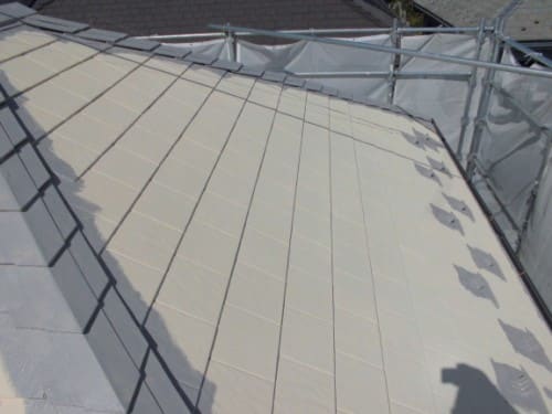 茅ヶ崎市での塗装工事、屋根上塗り1回目で太陽熱の反射性能向上