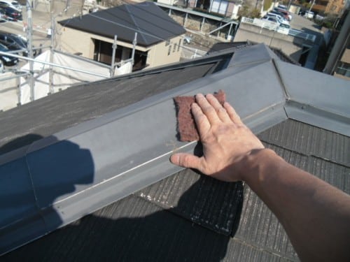 旭区での屋根塗装、屋根ケレンと下塗りと中塗り2回