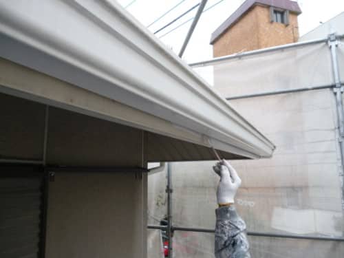横浜市旭区での塗装工事、破風、雨樋と帯板下塗り