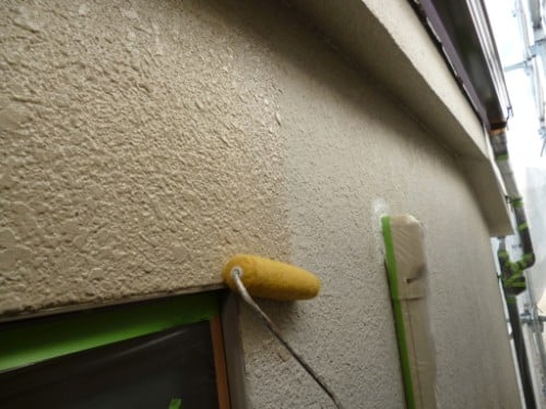 東京都大田区での塗装工事、外壁下塗りと雨樋中塗り