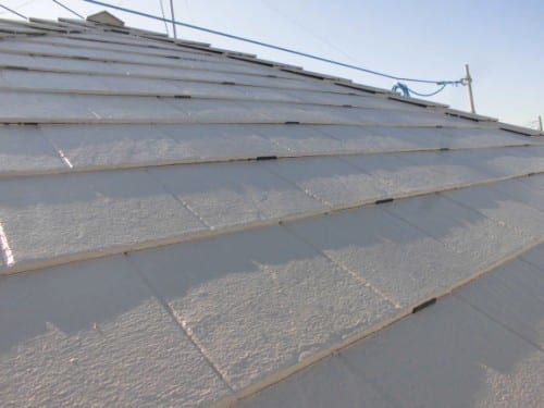 茅ヶ崎市での施工事例、屋根タスペーサー挿入。断熱塗料で省エネ