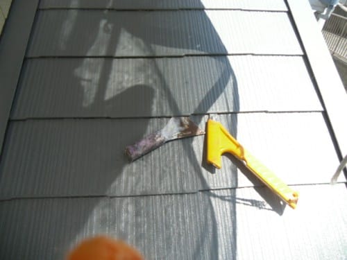 横浜市旭区での屋根塗装、下屋根縁切りで雨漏り防止