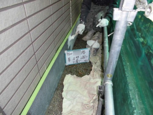 横浜市保土ヶ谷区での塗装施工事例、基礎・軒・破風中塗りと上塗り