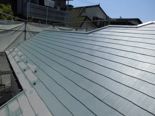 横浜市保土ヶ谷区での施工事例、屋根上塗り2回目と縁切り
