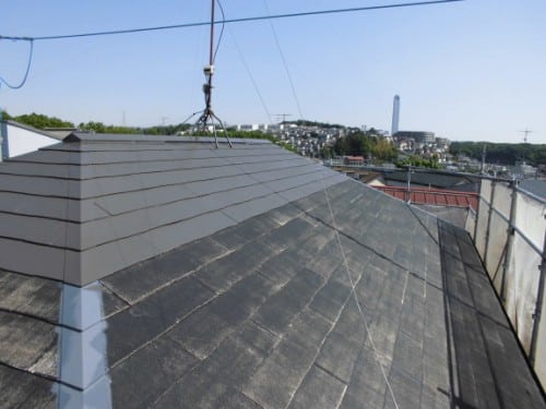 横浜市旭区での塗装工事、屋根中塗りで紫外線や風雨から保護