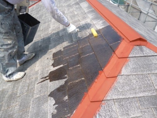 横浜市旭区での塗装施工事例、屋根下・中塗り、外壁中・上塗り
