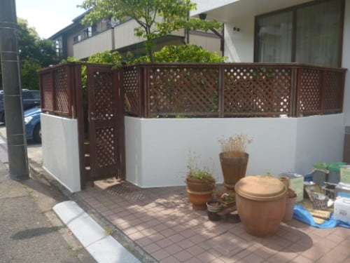 東京都大田区での塗装工事、外壁・門塀と雨樋上塗り