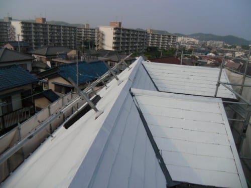横須賀市での塗装工事、屋根下塗りと中塗りで断熱効果向上
