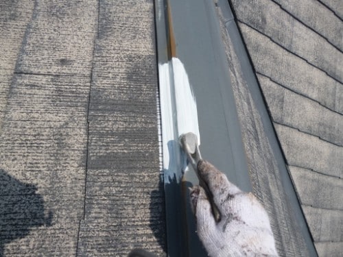 相模原市での屋根施工、鉄部ケレンとサビ止め塗布で耐久性向上