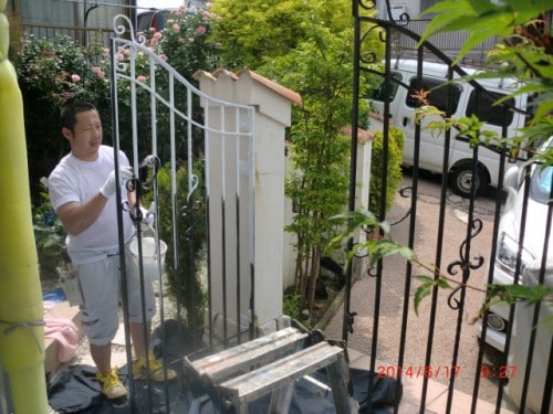 横浜市旭区での塗装工事、軒裏中・上塗りと門塀下塗り