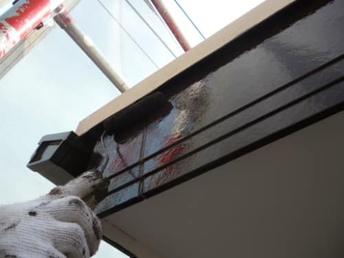 横浜市保土ヶ谷区での塗装工事、外壁と付帯部上塗り