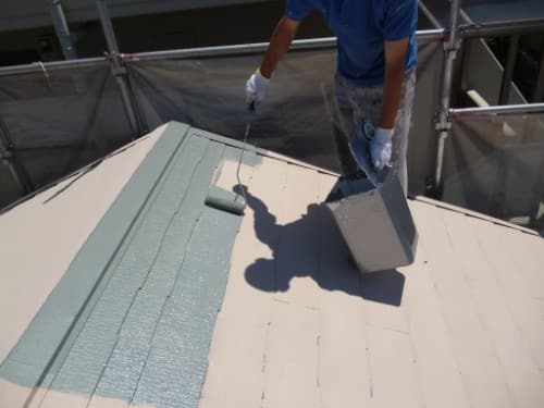 横浜市保土ヶ谷区での塗装工事、コロニアル屋根上塗り1回目
