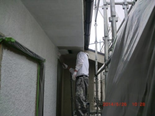 横浜市保土ヶ谷区での屋根上塗りと外壁下・中塗り