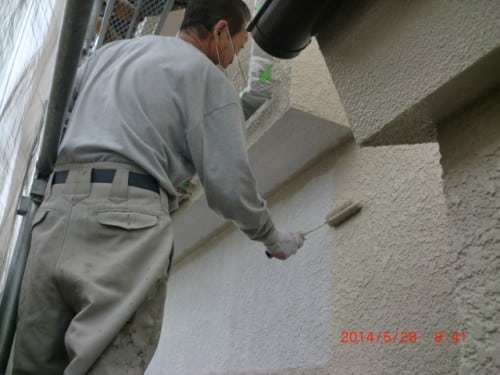 横浜市保土ヶ谷区での外壁塗装、外壁中・上塗りと屋根縁切り