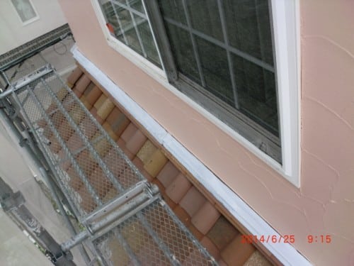 横浜市旭区での塗装工事、屋根鉄部下・上塗りと擁壁下塗り