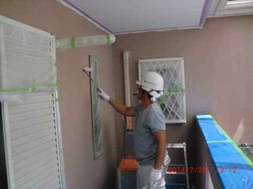川崎市多摩区での塗装工事、屋根上塗りと外壁下地処理、下・中塗り