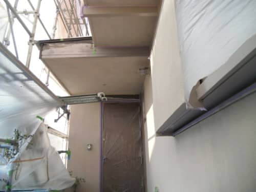 横浜市磯子区での外壁塗装、玄関周り養生と外壁下塗り続き