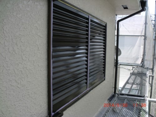 横浜市保土ヶ谷区での外壁塗装、樋、雨戸と木・鉄部上塗り