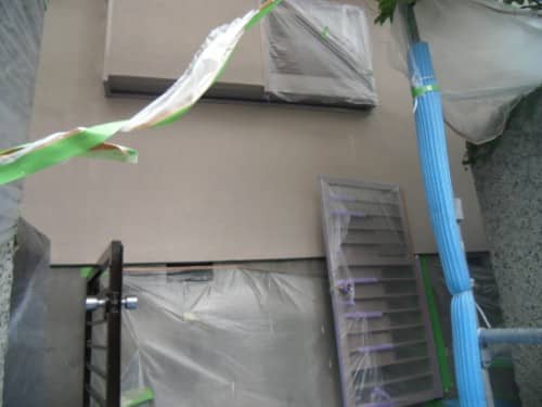 横浜市磯子区での外壁塗装、外壁上塗りと養生ばらしで美観向上