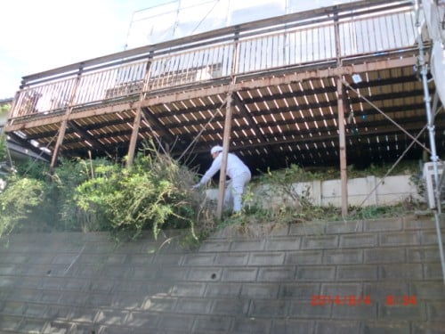 川崎市麻生区での外壁塗装、草木刈りと屋根中塗りで耐久性向上