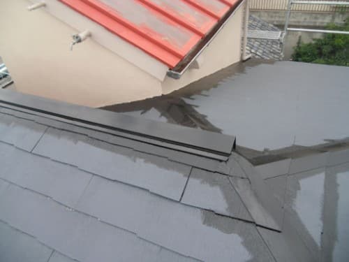 横浜市磯子区での外壁塗装、屋根上塗りダメ込みと枝切り