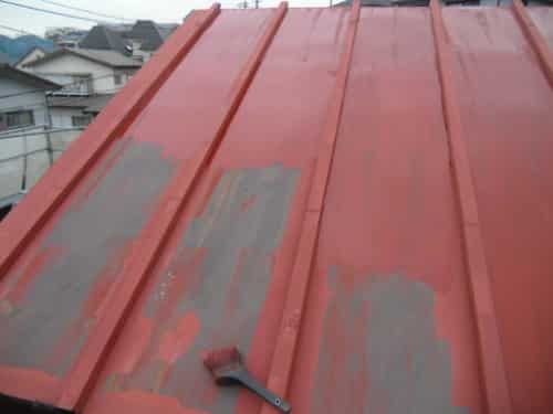 横浜市磯子区での外壁塗装、屋根サビ止めと大屋根上塗り